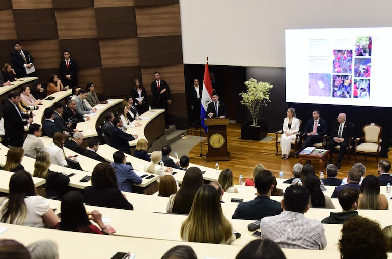 El ministro de la Niñez, Walter Gutiérrez, durante la presentación del plan.