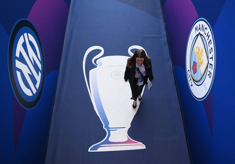 Integrante del staff de la organización de la final de la Champions League camina en el estadio Olímpico, en Estambul.