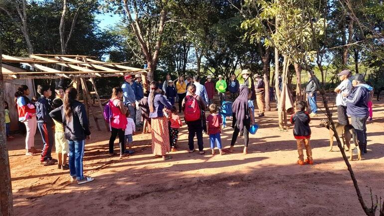 Los jóvenes extranjeros acompañados por los padres y algunos docentes dialogan con los miembros de la comunidad La Paloma