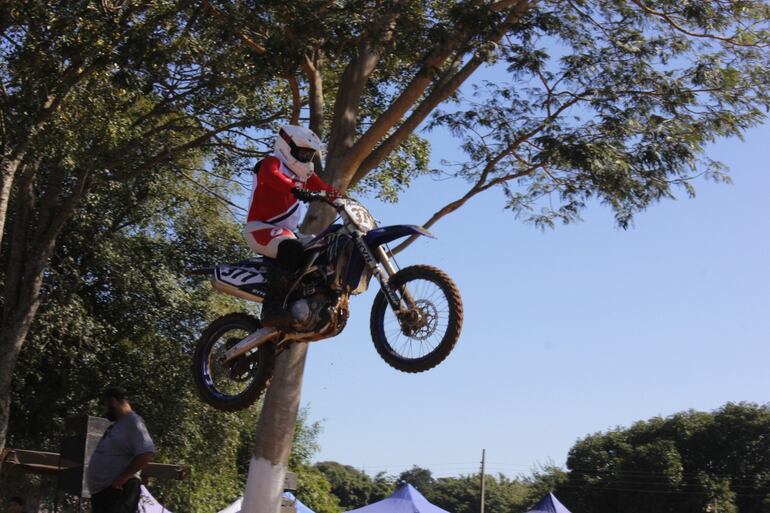 Postal de un salto realizado por uno de los competidores en la anterior fecha.