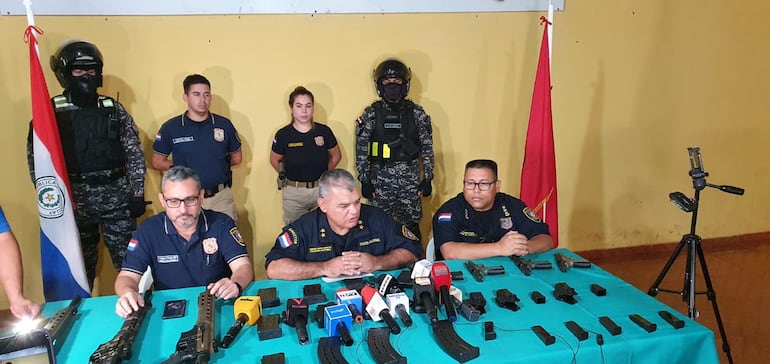 El jefe del Departamento de Investigaciones, comisario Wilfrido Javier Maldonado (izquierda) junto al comisario Feliciano Martínez, director de Policía de Alto Paraná (centro), quienes asumieron al cargo el 13 de febrero pasado. 