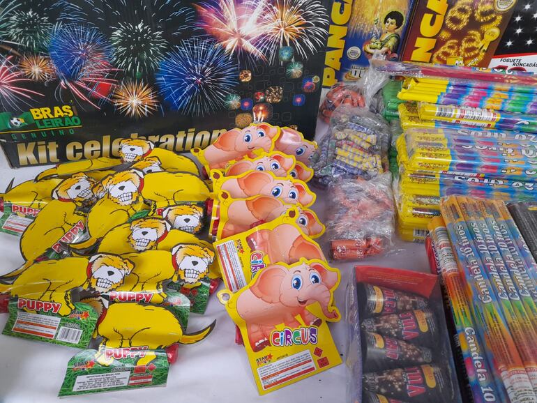 Feria de fuegos artificiales y pirotecnias en general en la plaza Amistad, ubicada sobre Ana Diaz, de comerciantes del Mercado 4.