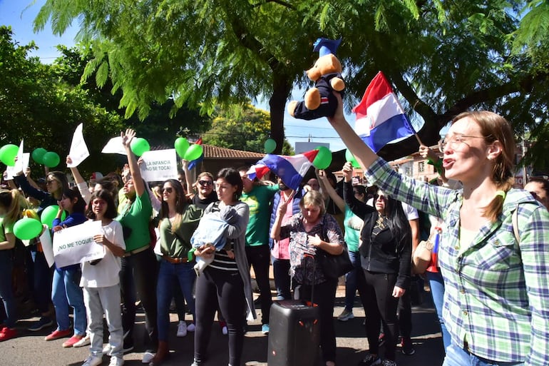 Imagen de archivo. Madres y padres de alumnas y alumnos de un colegio de la ciudad de Lambaré protestan el 7 de mayo de 2022, frente a la sede de la Fiscalía de Lambaré (Paraguay). La Fiscalía de Paraguay ordenó este sábado un nuevo allanamiento a un colegio privado donde se denunció un presunto abuso sexual a un niño de seis años al parecer por parte de alumnos mayores, que ha desatado protestas de padres y la ciudadanía. EFE/Stringer