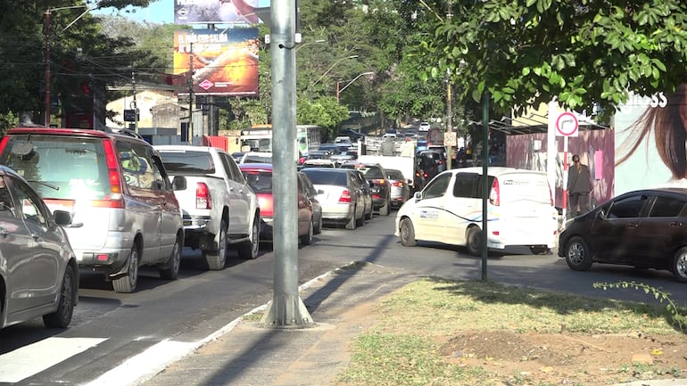 Caos vehicular en el primer día de habilitación del semáforo en Mariscal López y Pitiantuta.