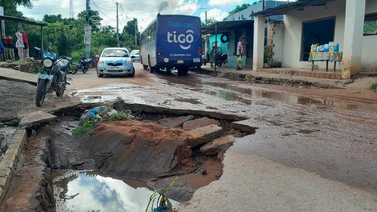 En estas condiciones se encuentra la calle Tres Fronteras del barrio Mbocayaty, la vía divide San Antonio y Ñemby. El pozo se encuentra hacia el distrito de Ñemby.