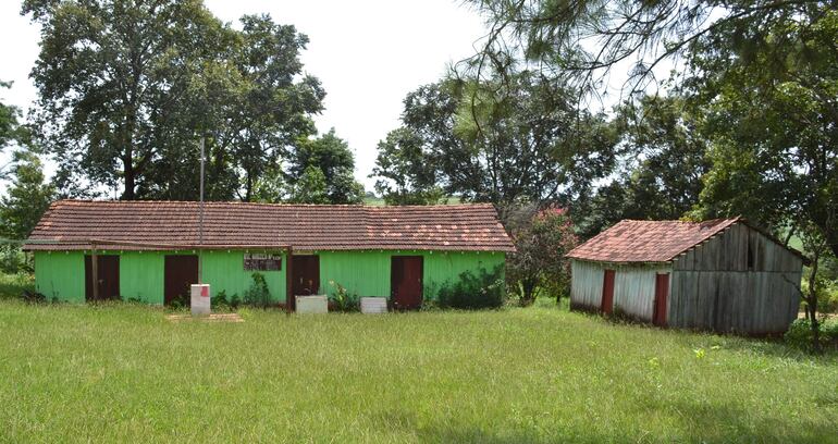 La escuela de Oro Ku´i  tiene pabellones de madera, que probablemente no sean reemplazadas por otros de material cocido. 