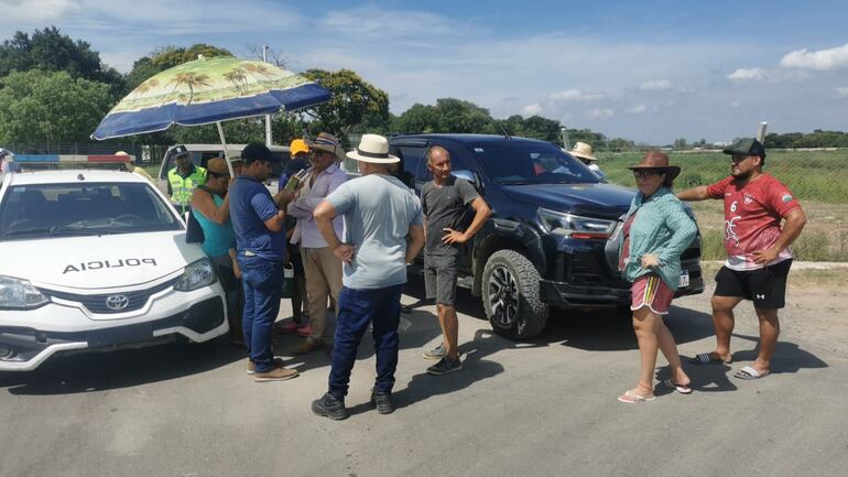 El empresario Guillermo Talavera Gustale llegó hasta la playa de Remansito para evitar la protesta de los pobladores que están en contra de la construcción de un ilegal muro sobre el río Paraguay.