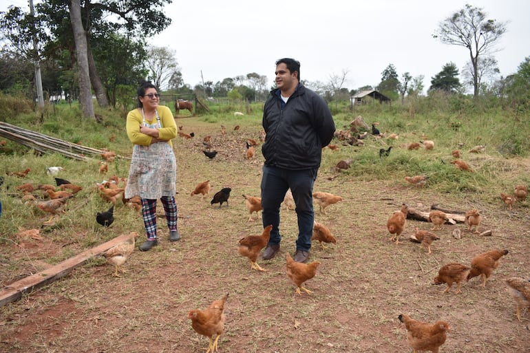 El padre Simón Martínez durante una visita a una finca de gallinas.