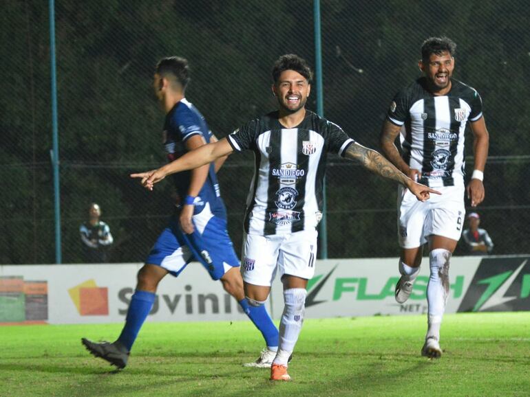 El delantero  Édgar Villalba (22 años) festeja el segundo tanto en el triunfo sobre Carapeguá. (Foto: APF)