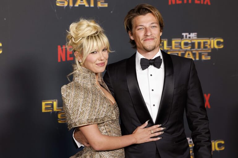 Millie Bobby Brown y Jake Bongiovi, muy enamorados en el estreno de la película 'The Electric State' en el Teatro Egipcio de Los Ángeles.