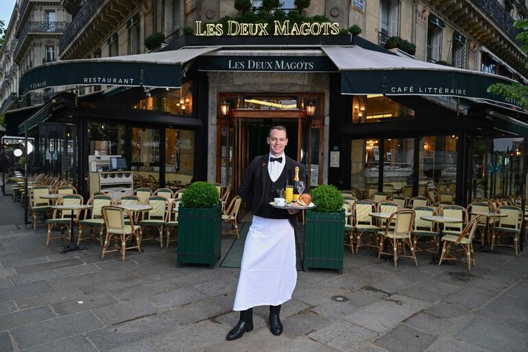 El bartender Camille posa frente al incónico café y restaurante abierto en 1884, "Les Deux Magots".