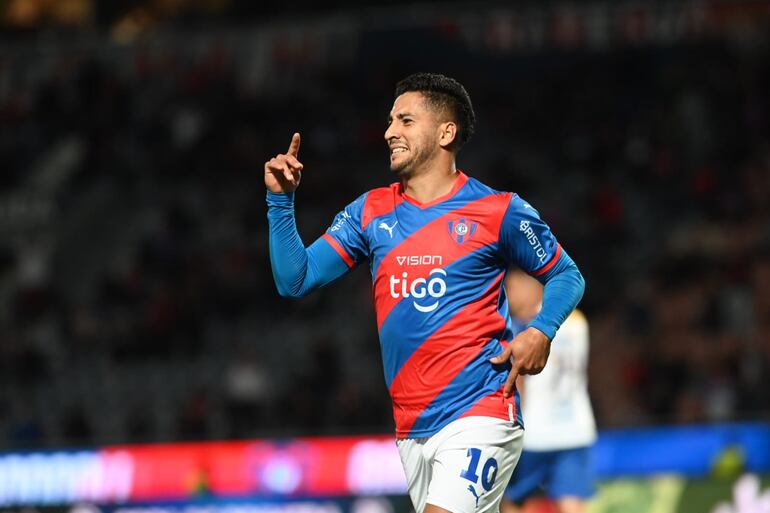 Cecilio Domínguez, jugador de Cerro Porteño, festeja un gol en el partido contra Sportivo Luqueño por el torneo Clausura 2023 del fútbol paraguayo.