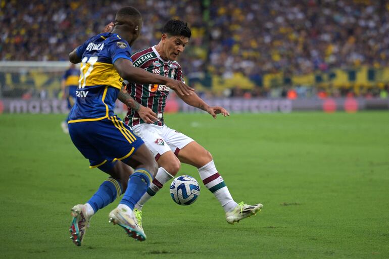 Germán Cano y Luis Advíncula pelean por la posesión de la pelota