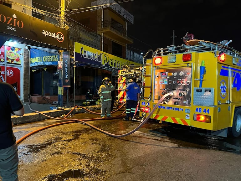 Bomberos sofocan fuego en incendio ocurrido en Luque.