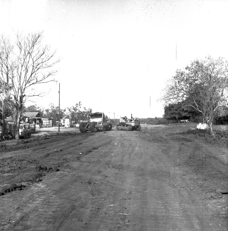 Trabajos de ampliación y apertura de la avenida Mariscal López entre Denis Roa y Madame Lynch.