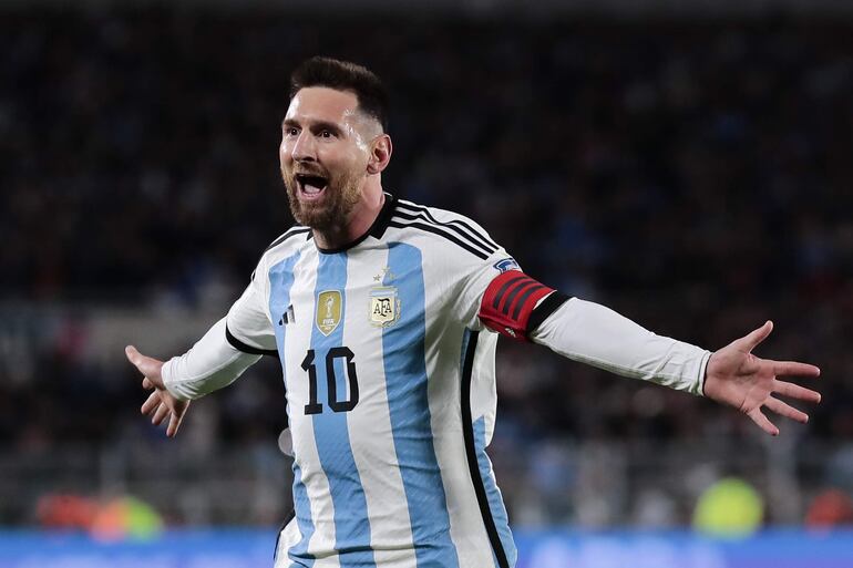 Lionel Messi, futbolista de Argentina, celebra un gol en el partido ante Ecuador por las Eliminatorias Sudamericanas para la Copa del Mundo 2026 en el estadio Más Monumental, en Buenos Aires, Argentina.