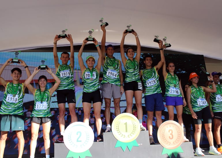 Los felices ganadores de la corrida Super 6k, que se realizó el domingo en la ciudad de San Bernardino.