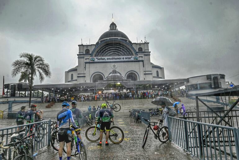 Los ciclistas también se hicieron presentes desafiando la lluvia.