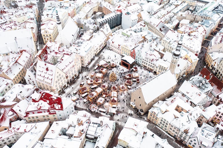 Vista aérea del casco antiguo de la ciudad de Tallin, capital de Estonia, durante la Navidad.