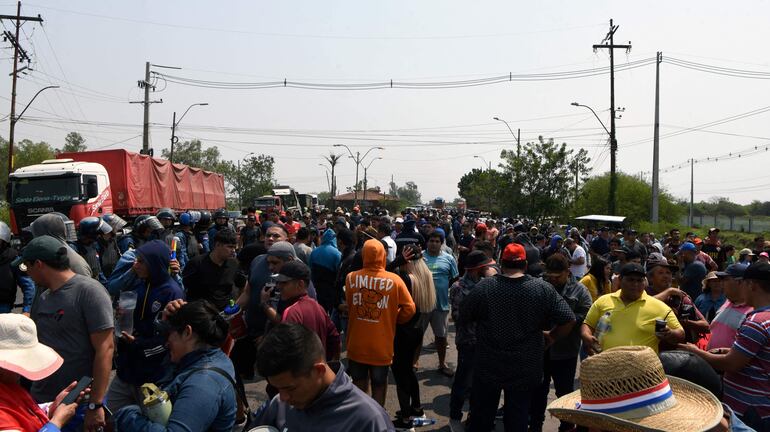 Commercial traders from the Nanawa area, on the border with Clorinda, Argentina, protest at the Remanso bridgehead on the outskirts of Asuncion on September 18, 2023. (Photo by NORBERTO DUARTE / AFP)