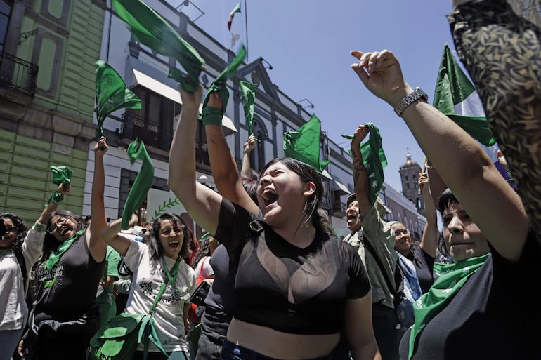 Mujeres celebran la despenalización del aborto este lunes, de la ciudad de Puebla (México).