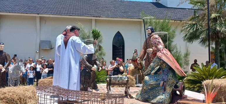 Momento de la bendición del pesebre de metales reciclados.