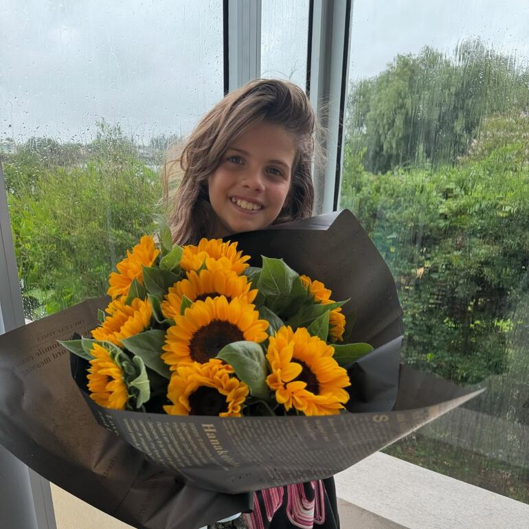 Francesca Icardi recibió un ramo de girasoles el día de su décimo cumpleaños. (Instagram/Wanda Nara)