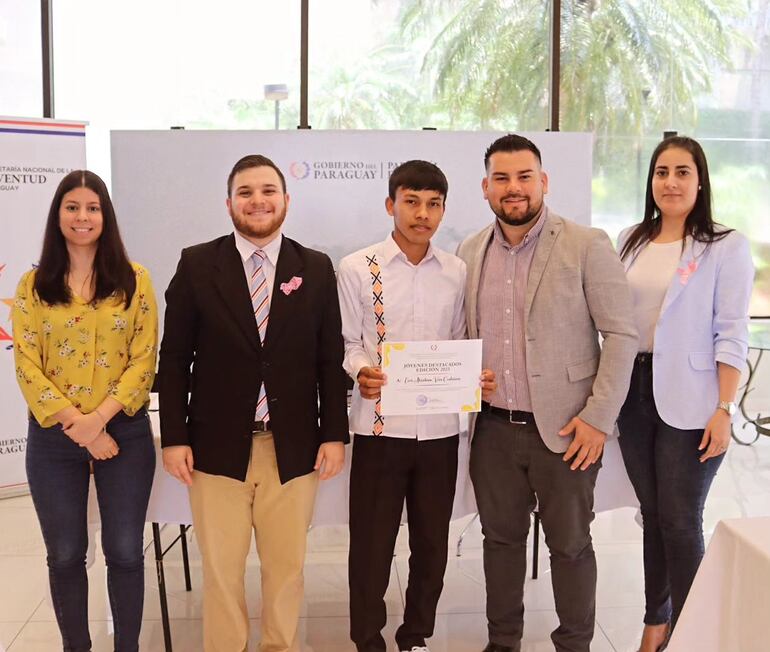 Éver Vera posa tras recibir la mención de Joven Destacado por la Secretaría Nacional de la Juventud. (Instagram/Éver Vera)