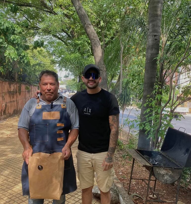 Felipe Alavares preparando asado en la avenida Mariscal López frente a La Recoleta.