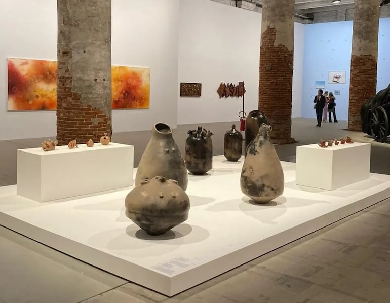 Imagen de las obras de Julia Isídrez y Juana Marta Rodas dentro de la exposición internacional de la 60° Bienal de Venecia.