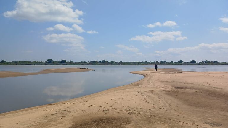 Bancos de arena se pueden observa en el canal del río Paraguay en Puerto Antequera.