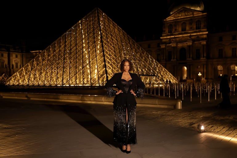 Tyra Banks no se perdió la cita en el 'Le Grand Diner du Louvre' en el Louvre Museum de París. (EFE/EPA/TERESA SUAREZ)
