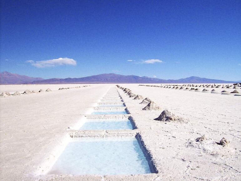 Salinas Grandes, lugar donde se realiza la extracción de Litio, en Jujuy (Argentina). 