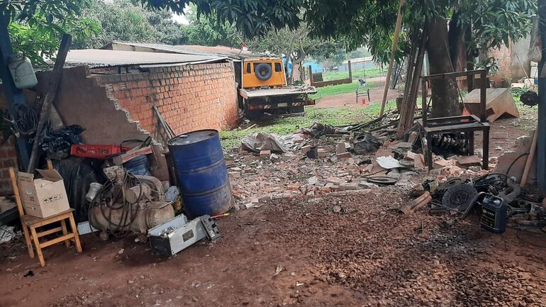 El camión terminó destruyendo una muralla.