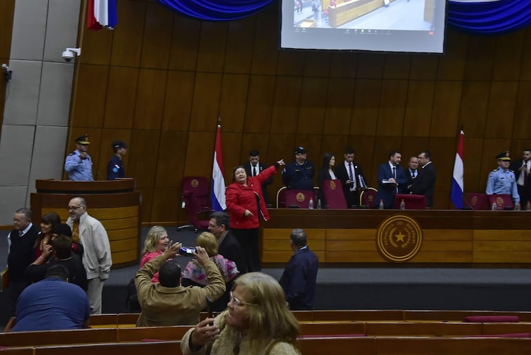 Una mujer cuestiona el cierre abrupto de la audiencia pública organizada por el senador Derlis Maidana (HC), ayer en el Congreso.