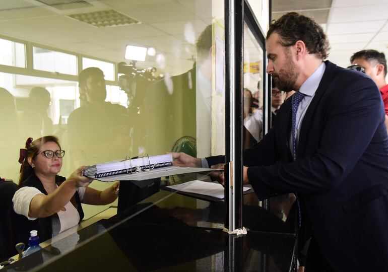  El Abg. Robert Maciel González, hermano de Kattya González, presenta la acción de inconstitucional en contra de la expulsión de la parlamentaria de la Cámara de Senadores.