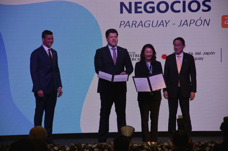 El presidente Santiago Peña: el ministro del MIC, Javier Gíménez; con una ministra del Japón y el premier japonés, Fumio Kishida. Este viernes en el evento de la Cámara de Comercio Paraguayo Japonesa, en el edificio corporativo del Grupo Toyotoshi.