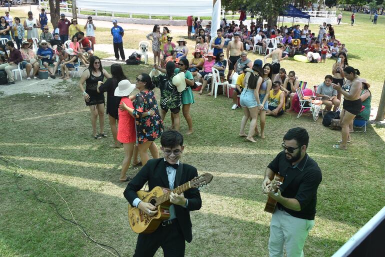 Los músicos brindaron lo mejor de su repertorio y el público bailó con alegría.