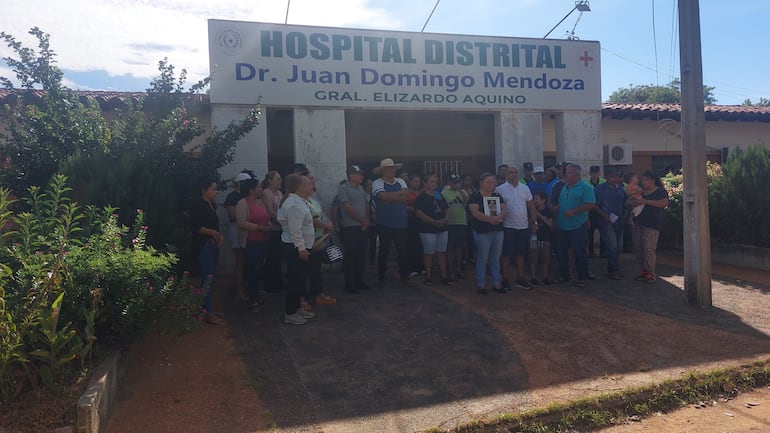 Familiares del paciente fallecido, Vidal Méndez (38), protestan frente al Hospital Distrital de General Aquino.