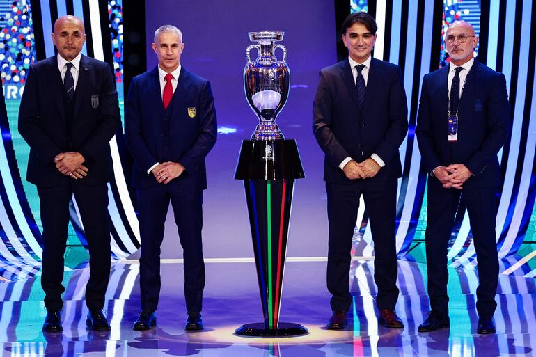  Los seleccionadores de Italia, Luciano Spalletti; Albania, Sylvinho, Croacia, Zlatko Dalic y España, Luis de la Fuente (de izda a dcha), integrantes del grupo B posan junto al trofeo durante el sorteo de la Eurocopa 2024 celebrado ayer sábado, 2 de diciembre en Hamburgo. EFE/Filip Singer
