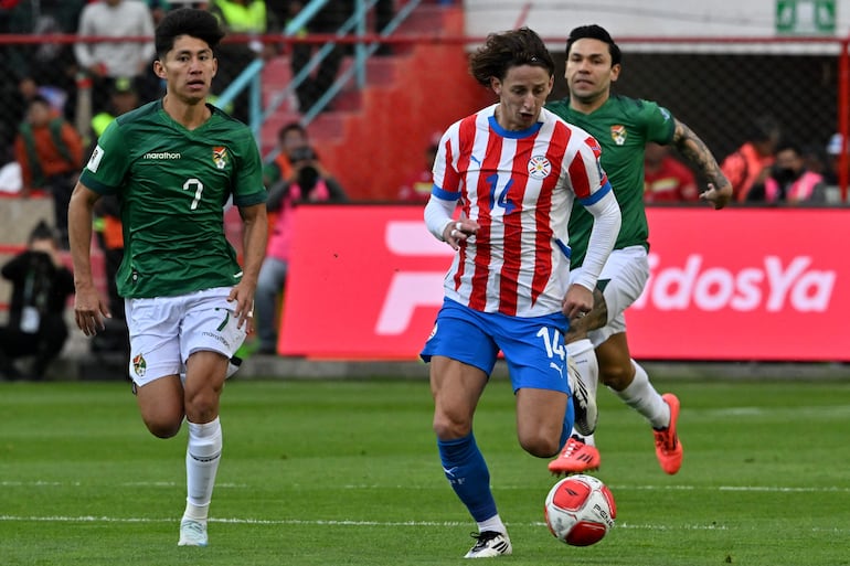 Matías Galarza, jugador de la selección de Paraguay, domina el balón en el partido frente a Bolivia por la fecha 12 de las Eliminatorias Sudamericanas 2026 en el estadio Municipal, en El Alto, Bolivia.