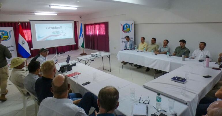 La reunión se realizó en la sede de la Gobernación de Boquerón.  En la sede de la Gobernación de Boquerón se realizó una reunión informativa interinstitucional para presentar y socializar la reactivación de la Corporación Agua para el Chaco con el fin de unificar los criterios en la búsqueda de soluciones para la crisis hídrica de la región. Esta figura permitiría acuerdos con el sector privado y tendría una amplia representación de todos los sectores del Chaco, como el productivo, cooperativo, municipios locales y fuerzas vivas.