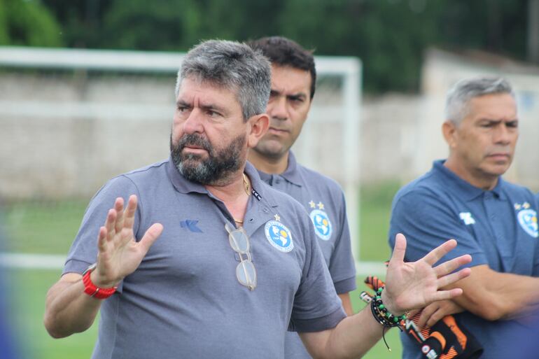 Humberto Ovelar, entrenador de Sol de América, en la presentación oficial para la temporada 2024 de la Primera División del fútbol paraguayo.