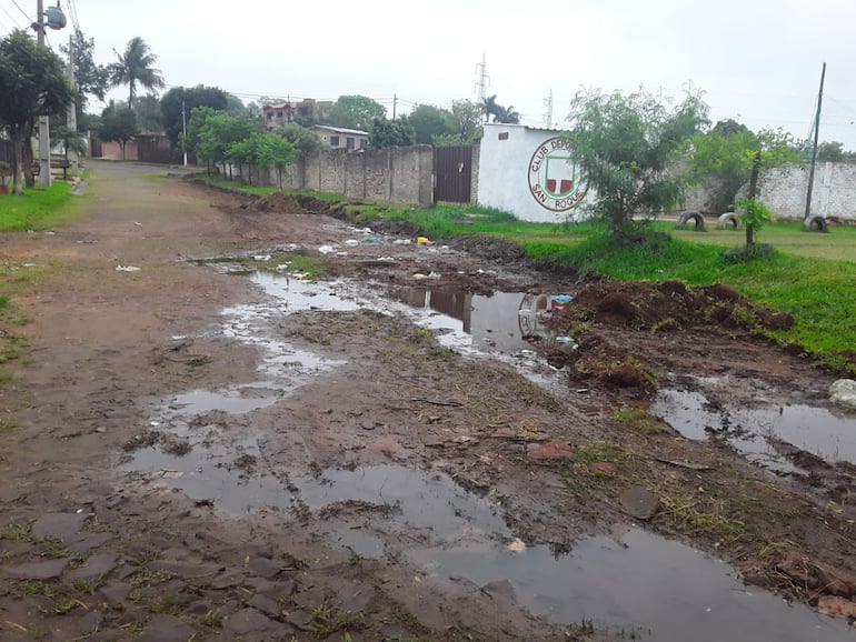 Gran parte de la calle Los Laureles casi Rosa Mística es afectada por la naciente de agua que filtra en la escuela y que desemboca en la calle.