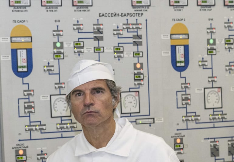 Rafael Grossi, director general del Organismo Internacional de la Energía Atómica, durante una visita a la central nuclear de Kursk, ayer martes.

