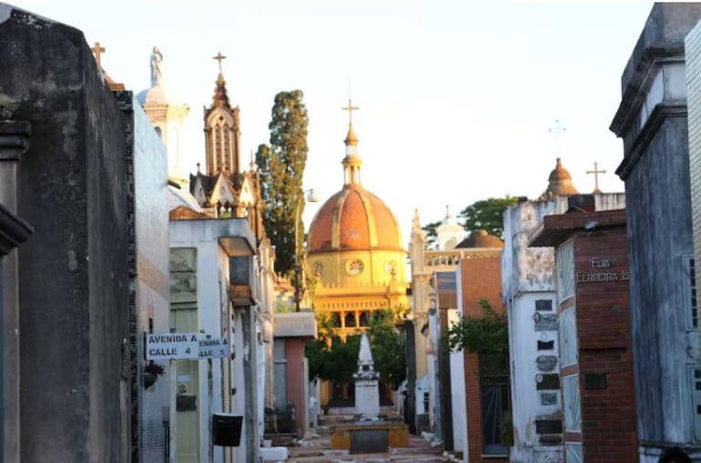 Indignante: cocinan asado en medio de tumbas en el Cementerio de la Recoleta