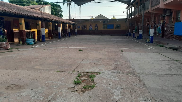 Condiciones en que se encuentra la pista de la escuela Acosta Ñu y que los padres desean transformar en cancha de básquetbol y voleibol.