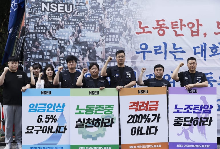 Primera histórica manifestación de los empleados de Samsung, en Corea del Sur. La producción no se ve afectada.