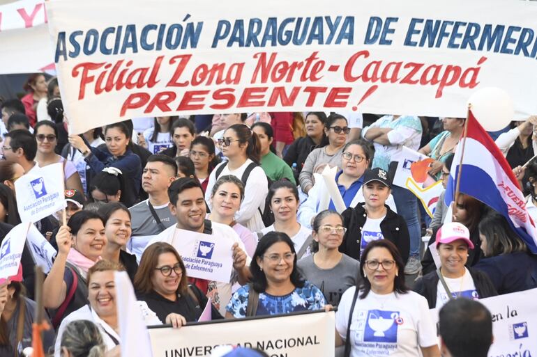 Unos tres mil profesionales de la enfermería llegaron hoy hasta el microcentro capitalino.