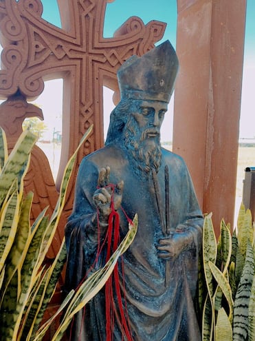 La imagen de San Blas y la cruz realizada con una roca traída de Armenia preside el ykuá San Blas en Encarnación.